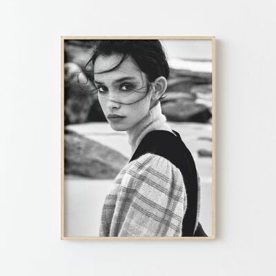 Frau in Schwarz-Weiß-Poster – pure Eleganz