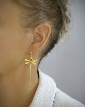 Boucles d'oreilles libellule dorée et cristal émeraude 1