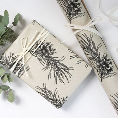 Papel de regalo hecho con papel de hierba y ramas de pino.
