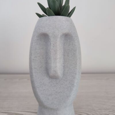 Blumentopf in Form eines Moai-Totems – Dekoration für Haus und Garten.