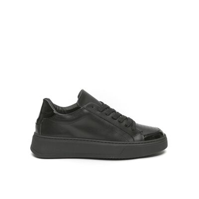 Sneaker di colore nero da donna. Made in Italy. Modello produttore FD3814