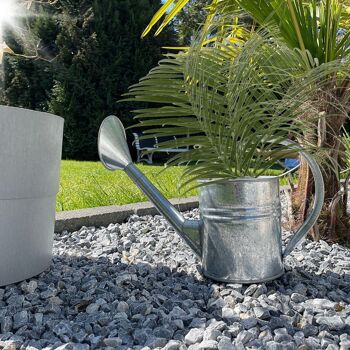 Arrosoir en zinc 4l - petit arrosoir pour plantes d'intérieur et jardin idéal pour arroser ou comme décoration vintage. L'arrosoir galvanisé avec une grande poignée ergonomique tient parfaitement dans la main 8