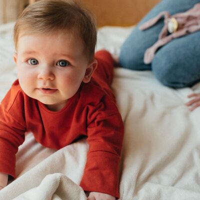 T-shirt unisex a manica lunga per neonato - Terracotta