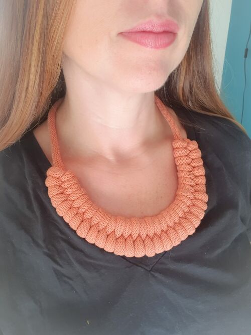 Collier corde coton noué épais plastron, bijou fantaisie, idée cadeau tendance automne 2023 macramé fait main noeud marin terracotta