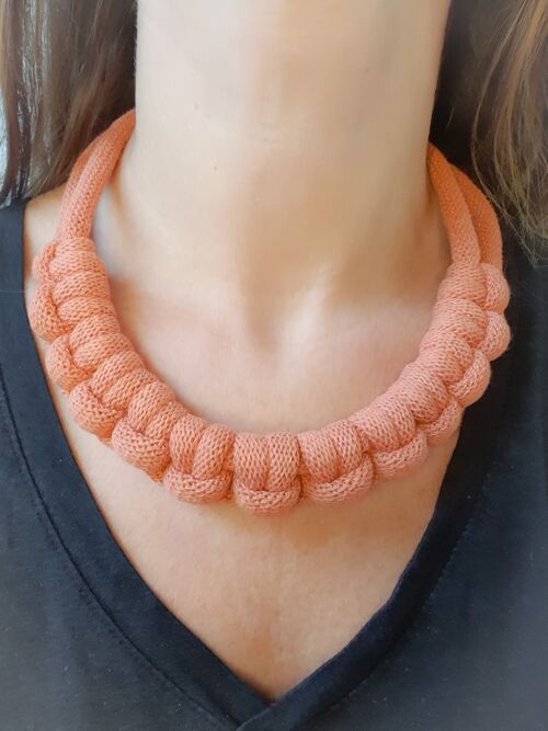 Collier corde coton noué épais chunky plastron bijou fantaisie cadeau tendance automne 2023 macramé fait main noeud marin terracotta