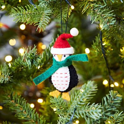 Pinguino di feltro nella decorazione natalizia del cappello di Babbo Natale