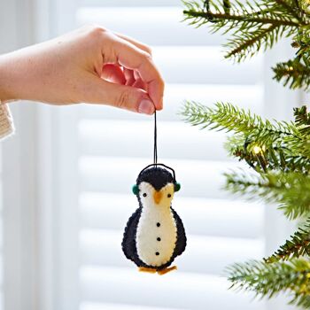 Pingouin en feutre dans la décoration de Noël de cache-oreilles 2