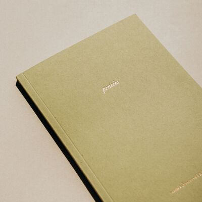 Cuaderno en blanco de color verde - palabra pensamientos