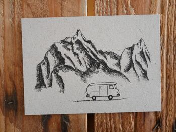 Carte postale montagnes en papier d'herbe et campeurs