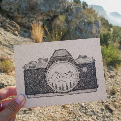 Carte postale herbe papier caméra vue sur la montagne