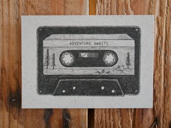 Carte postale Cassette de papier d'herbe L'aventure vous attend