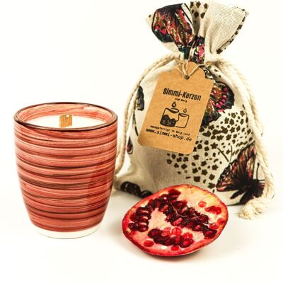 Crackling candle scented candle handmade from natural rapeseed wax with the scent of pomegranate in a ceramic cup