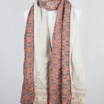 Doppelseitiger bestickter Schal mit Ajrakh-Print aus Seide und Wolle – Orange Off White
