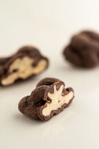 Walnut kernels coated in dark chocolate 2