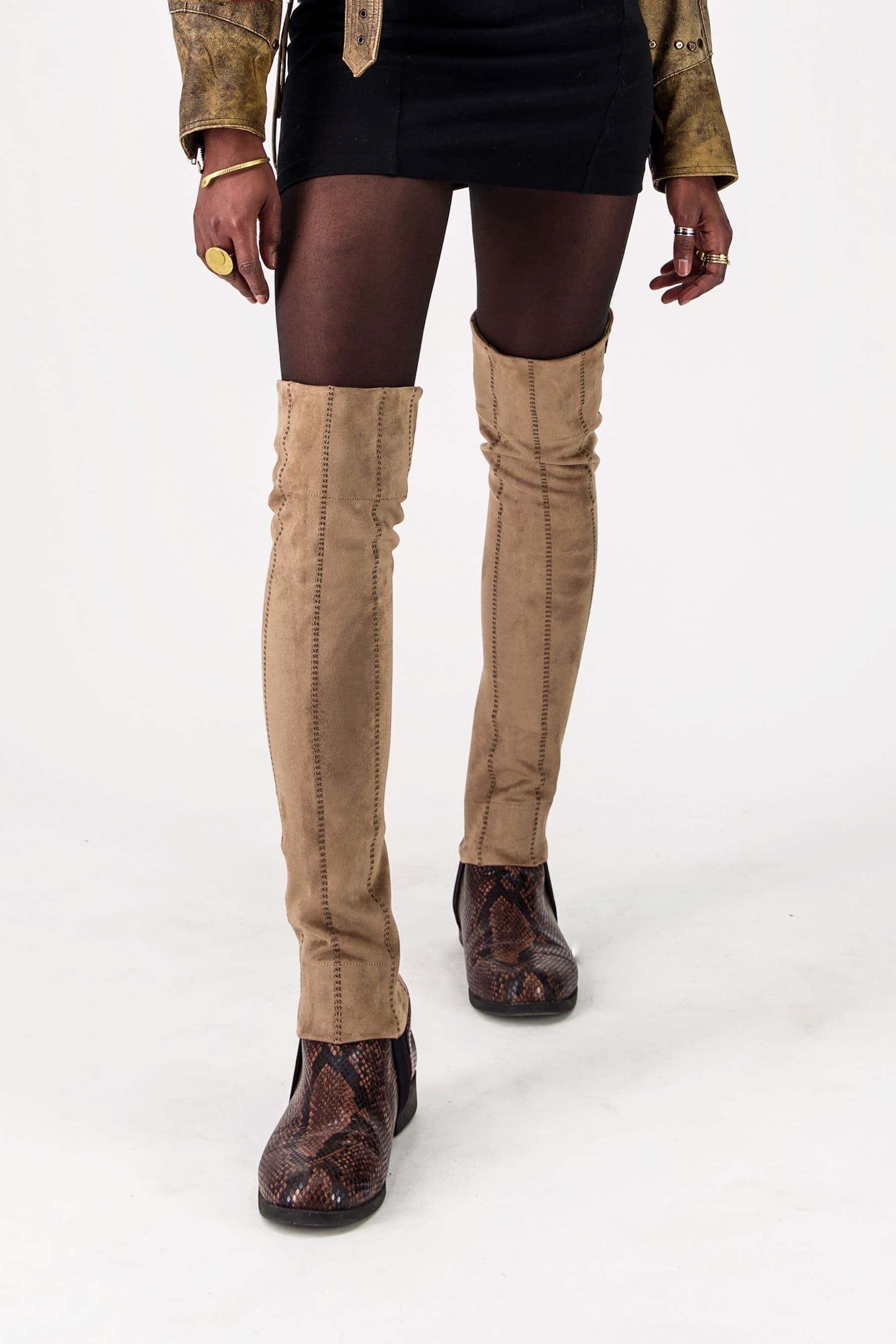 PIMP UP™ NUDE - Stivali alti fino alla coscia in finta pelle scamosciata color talpa convertibili