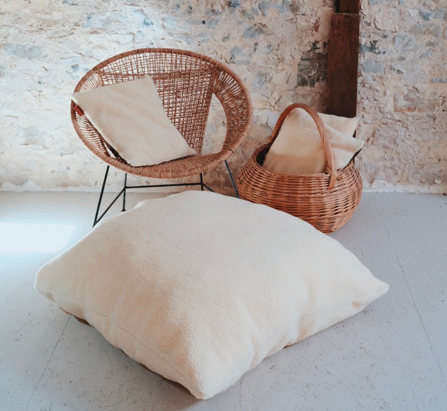 Quadratischer Pouf aus Pyrenäenwolle – Der Faule