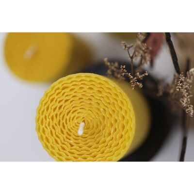 Vela de cera de abejas pura ilumina la Navidad