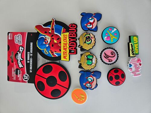 Miraculous Ladybug - Pop n' Swop 12 Badges Assortis Ladybug et Chat Noir, Badges à Clipser  moyen et XL, compatibles avec les sacs à main, sacs à bandoulière et sacs à dos Pop n' Swop (Wyncor)