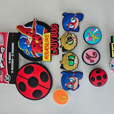 Miraculous Ladybug - Pop n' Swop 12 insignias surtidas de Ladybug y Cat Noir, insignias con clip medianas y XL, compatibles con bolsos, bolsos de hombro y mochilas Pop n' Swop (Wyncor)