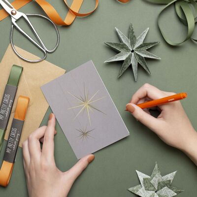 Carte de Noël "Star Ornaments" - décorations d'arbres dorées sur fond marron clair