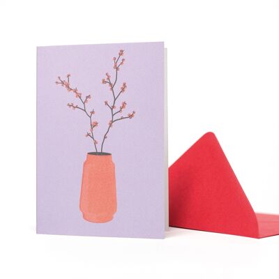 Tarjeta navideña "Ilex": jarrón retro rojo con ramas de acebo sobre un fondo violeta hecho de papel 100% reciclado