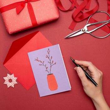Carte de Noël "Ilex" - vase rétro rouge avec branches de houx sur fond violet en papier 100% recyclé 2