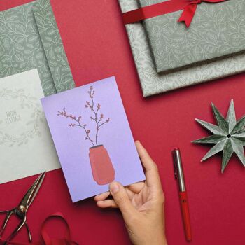 Carte de Noël "Ilex" - vase rétro rouge avec branches de houx sur fond violet en papier 100% recyclé 3