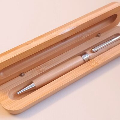 Bolígrafo de bambú en soporte de escritorio