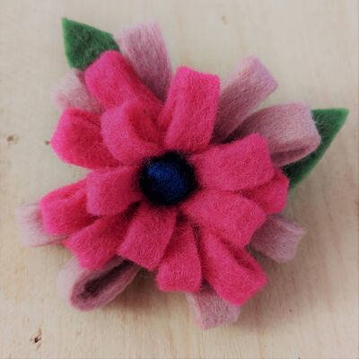 Broche de ramillete de flores de fieltro