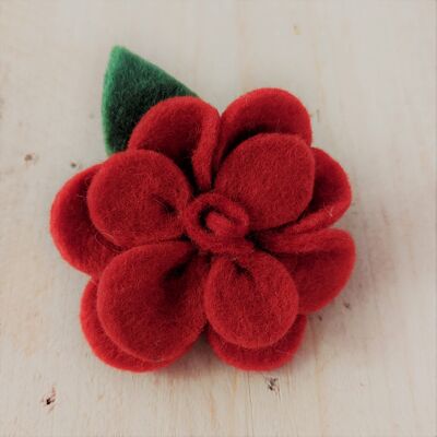 Broche de fleurs en feutre assortie