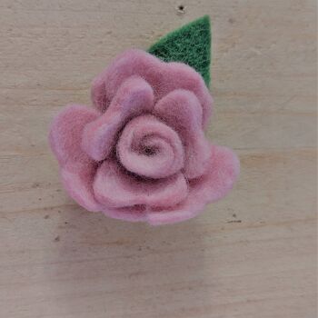 Broche de fleurs en feutre assortie 2