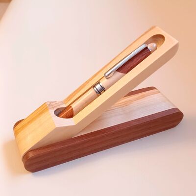 Bolígrafo de madera de dos tonos.
