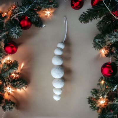 Decoración navideña con pompones blancos de fieltro hecha a mano