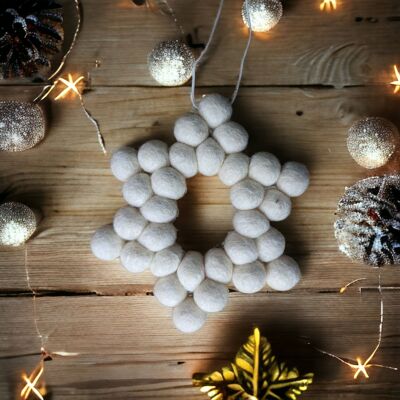 Decoración de estrella de Navidad con pompones blancos de fieltro hechos a mano