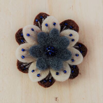 Broche de fleur en feutre assortie avec détails de perles de verre