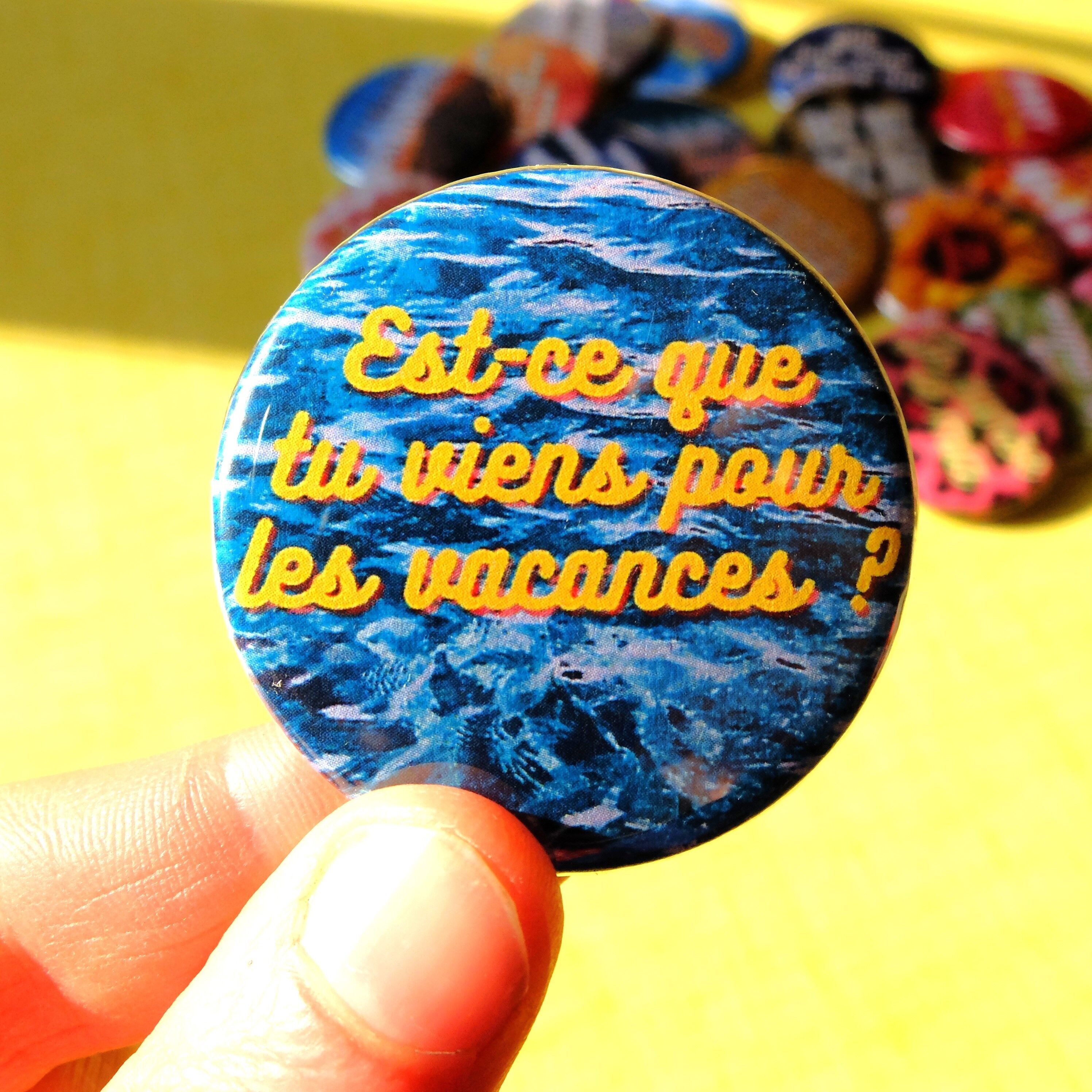 Distintivo della canzone / "Vieni per le vacanze?" (spilla)