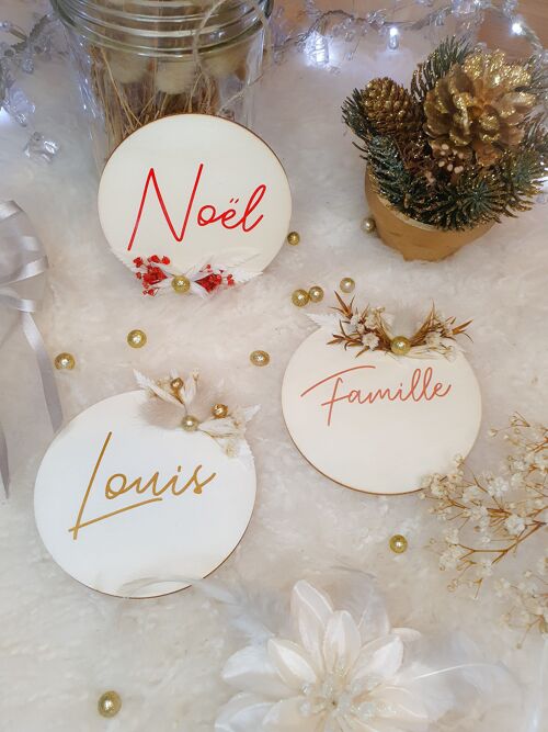 Décoration boule de Noël en bois à suspendre personnalisable avec fleurs séchées