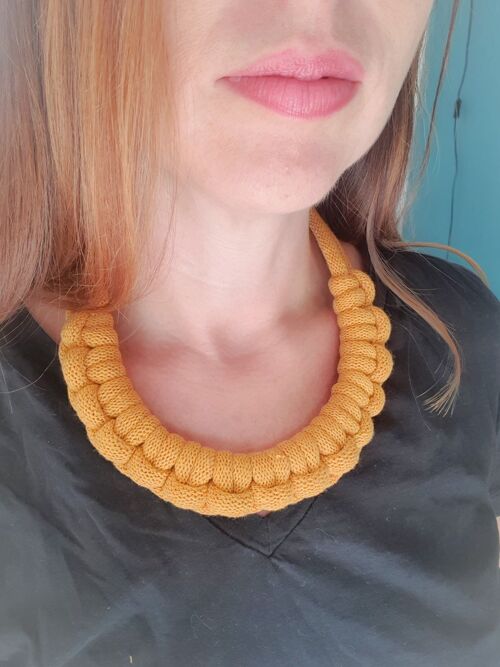 Collier corde coton noué épais chunky plastron bijou fantaisie cadeau tendance automne 2023 macramé fait main noeud marin jaune moutarde