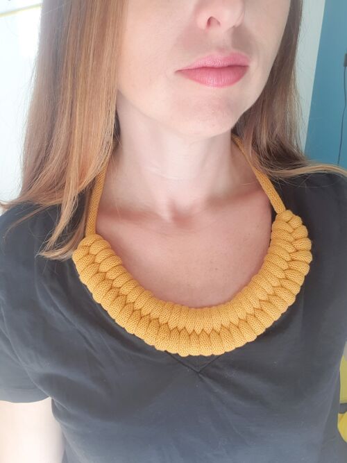 Collier corde coton noué épais plastron, bijou fantaisie, idée cadeau tendance automne 2023 macramé fait main noeud marin jaune moutarde