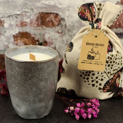 Vela perfumada crepitante hecha a mano con cera de colza natural con aroma a rosa de zafiro en una taza de gres