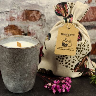 Crackling candle scented candle handmade from natural rapeseed wax with the scent of sapphire rose in a stoneware cup