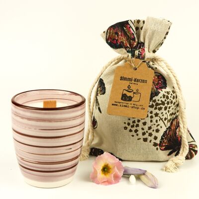 Vela perfumada crepitante hecha a mano con cera de colza natural con aroma a mariposa en una taza de cerámica
