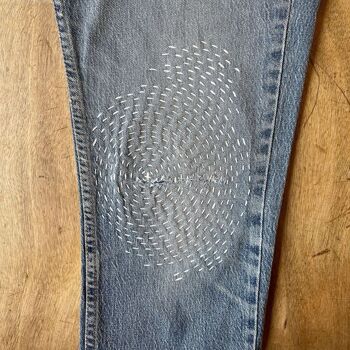 Kit  Broderie & Réparation SOS Gros Trou Pointillés Spécial Jean, pour réparer facilement trous, accrocs, taches, zones d'usure sur de grosses surfaces et personnaliser de façon esthétique tous vos jeans  ! Pour toute la famille, pour tous les ages ! 5