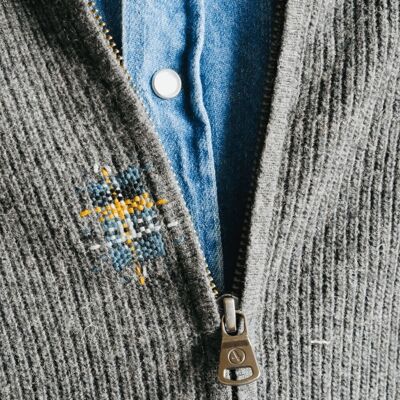 SOS Weaving & Repair KIT Little Blue Scottish Hole per riparare e personalizzare facilmente e allegramente tutti i vestiti! Particolarmente adatto ai principianti. Fili e disegni forniti.