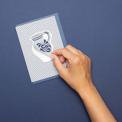 Tarjeta con pegatina de vinilo Bembel: tarjeta de felicitación que incluye pegatina de vinilo extraíble, tarjeta y regalo en uno