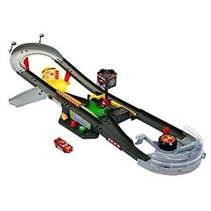 Mattel - HPD81 - Disney · Pixar Cars - Circuit Course Piston Cup - Avec Voiture 1/55