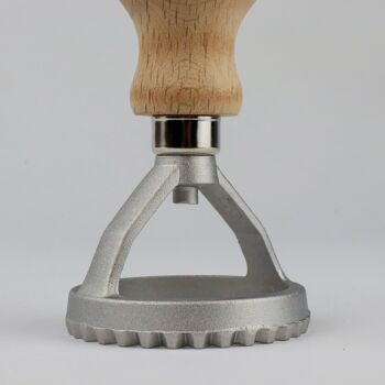 Coupe-raviolis/tampon - Rond - 5,8 cm - Aluminium - manche en bois - Fabriqué en Italie 4