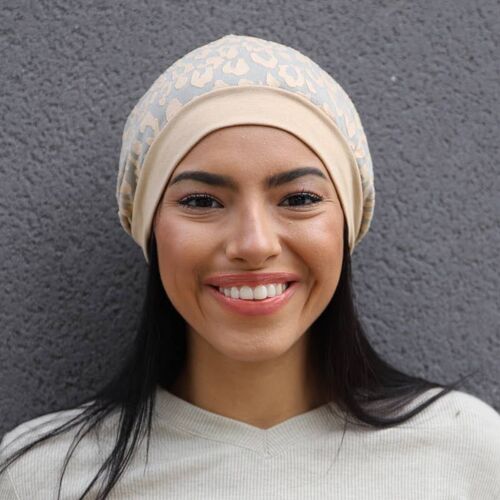 Full of charm beige beanie with the devoré print technique