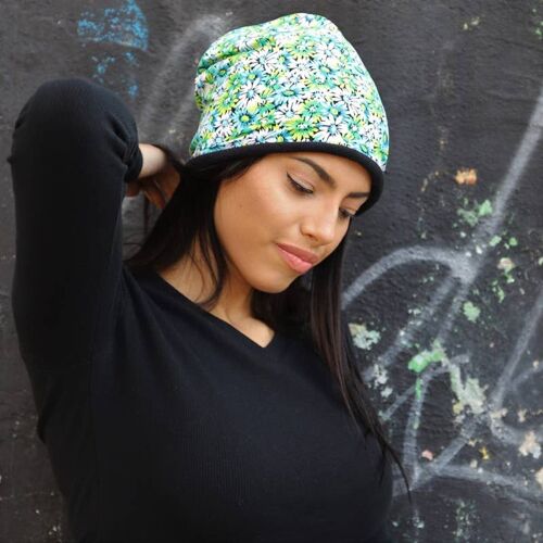 Beanie hat in double fabric, daisies printed on the outside