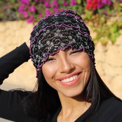 Bonnet en dentelle avec broderie lilas contrastée